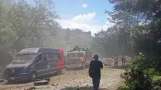 Fotografía tomada a través de rastreo de redes que muestra vehículos afectados tras un atentado terrorista que destruyó un tramo de la Vía Panamericana, carretera del suroeste de Colombia. Fotografía tomada a través de rastreo de redes que muestra vehículos afectados tras un atentado terrorista que destruyó un tramo de la Vía Panamericana, carretera del suroeste de Colombia.