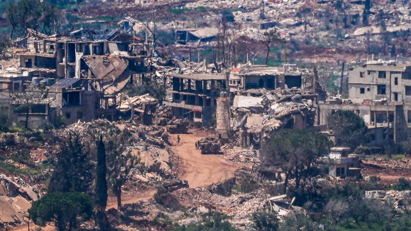 Vehículos militares y soldados israelíes en una aldea del sur de Líbano. Vehículos militares y soldados israelíes en una aldea del sur de Líbano.
