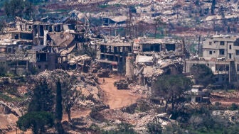 Veh&iacute;culos militares y soldados israel&iacute;es en una aldea del sur de L&iacute;bano.