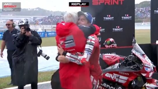 Davide Tardozzi y Marc M&aacute;rquez se abrazan