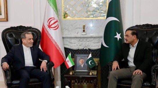 El ministro de Exteriores de Ir&aacute;n, Abb&aacute;s Araqch&iacute;, con el jefe de las Fuerzas de Defensa de Pakist&aacute;n y principal mediador en el conflicto entre Estados Unidos y la Rep&uacute;blica Isl&aacute;mica, Asim Munir