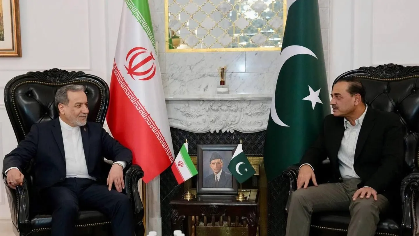 El ministro de Exteriores de Irán, Abbás Araqchí, con el jefe de las Fuerzas de Defensa de Pakistán y principal mediador en el conflicto entre Estados Unidos y la República Islámica, Asim Munir El ministro de Exteriores de Irán, Abbás Araqchí, con el jefe de las Fuerzas de Defensa de Pakistán y principal mediador en el conflicto entre Estados Unidos y la República Islámica, Asim Munir