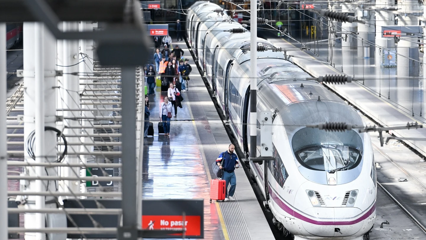 Varios viajeros durante la segunda operación salida con motivo de la Semana Santa 2026, en la estación Madrid-Puerta de Atocha-Almudena Grandes. Varios viajeros durante la segunda operación salida con motivo de la Semana Santa 2026, en la estación Madrid-Puerta de Atocha-Almudena Grandes.