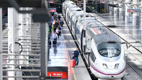 Varios viajeros durante la segunda operaci&oacute;n salida con motivo de la Semana Santa 2026, en la estaci&oacute;n Madrid-Puerta de Atocha-Almudena Grandes.