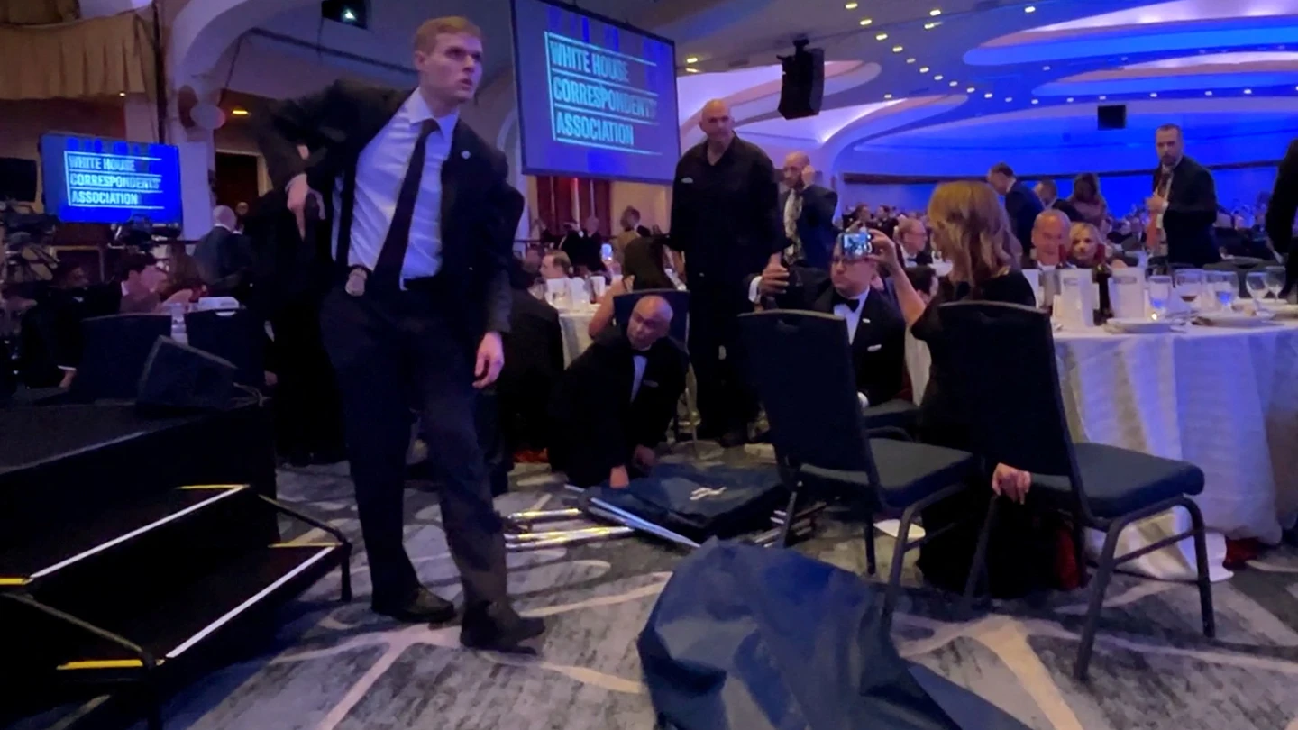 Agentes del Servicio Secreto ingresan a la cena de la Asociación de Corresponsales de la Casa Blanca (WHCA) en Washington. Agentes del Servicio Secreto ingresan a la cena de la Asociación de Corresponsales de la Casa Blanca (WHCA) en Washington.
