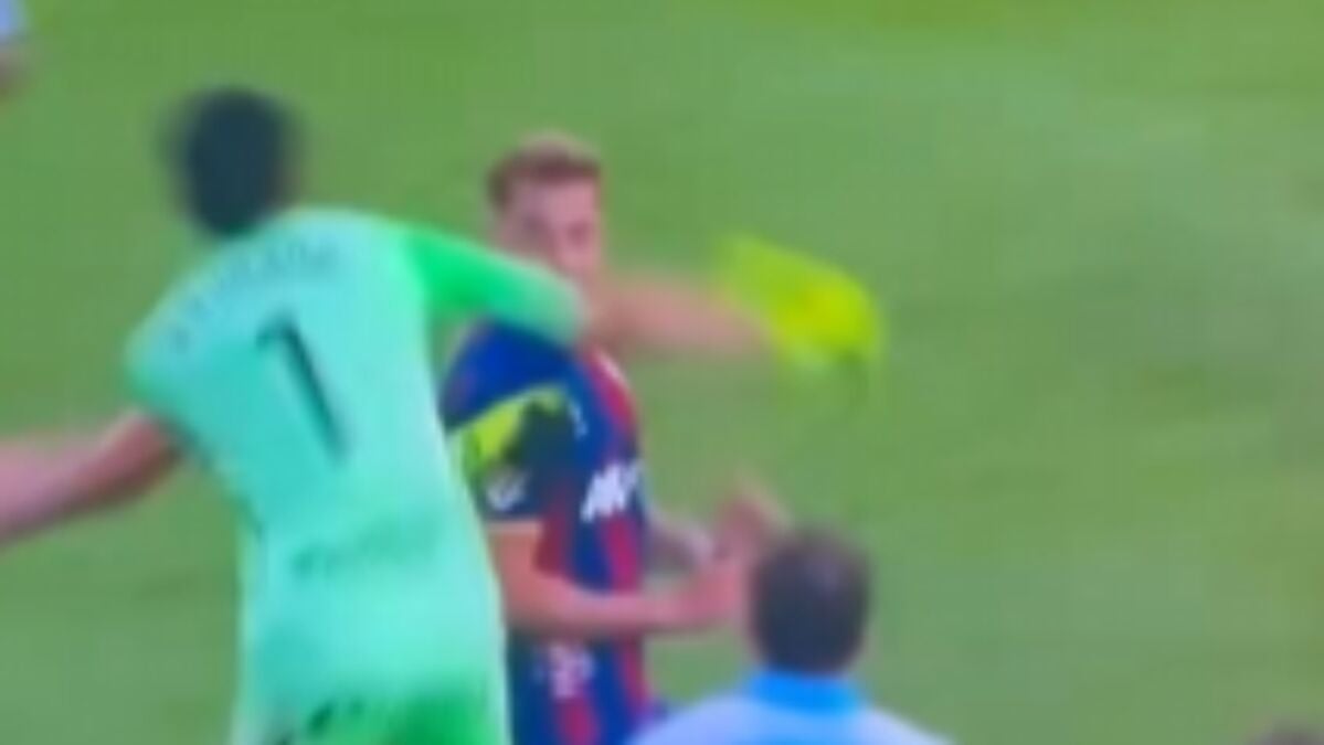 Salvaje agresión: Andrada, portero del Zaragoza, le da un puñetazo a Jorge Pulido en el derbi ante el Huesca