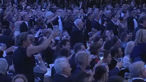 Imagen de archivo de los invitados brindando en una cena de corresponsales de la Casa Blanca Imagen de archivo de los invitados brindando en una cena de corresponsales de la Casa Blanca