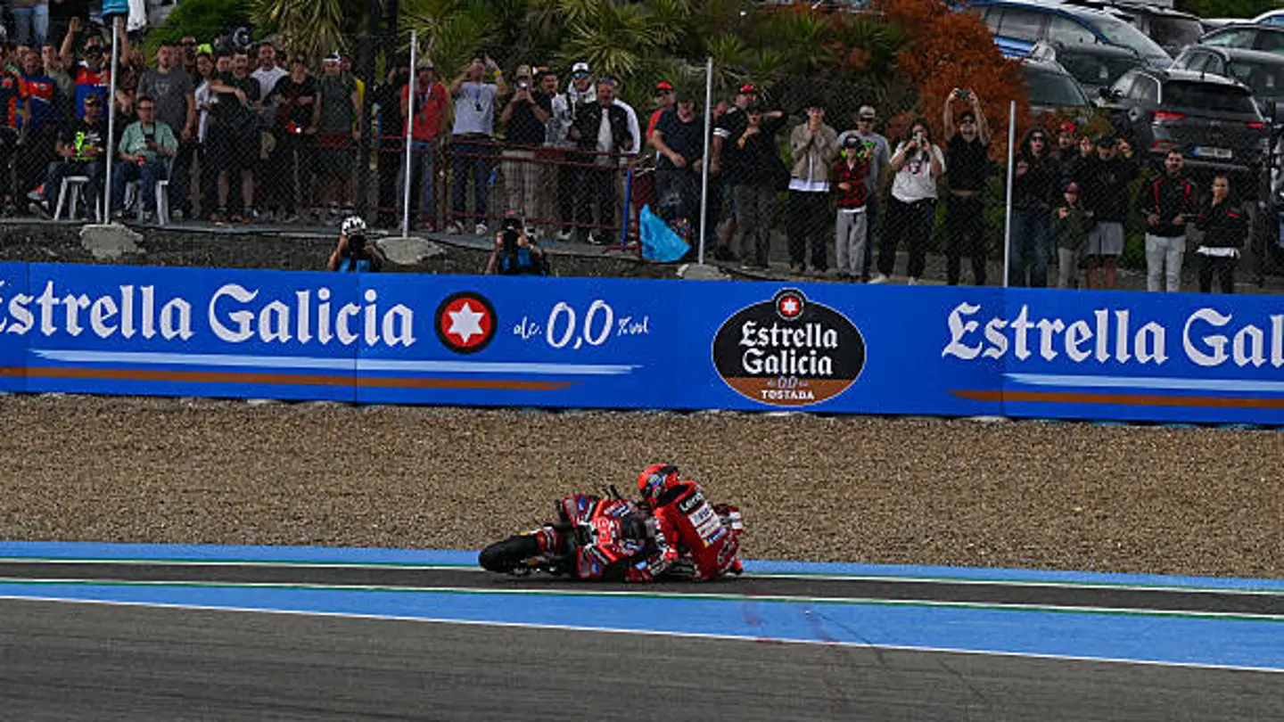 La genialidad de Márquez en la 'sprint': el de Cervera aguantó el embrague mientras se caía La genialidad de Márquez en la 'sprint': el de Cervera aguantó el embrague mientras se caía