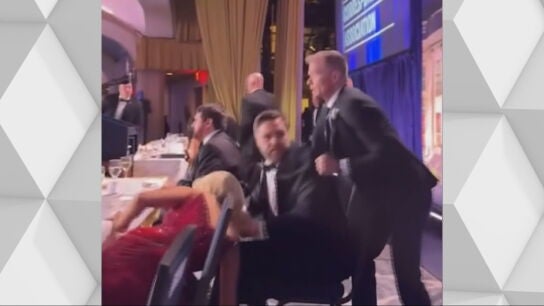 Momento en el que un guardia se lleva a J.D. Vance