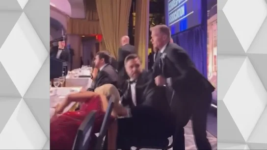 Momento en el que un guardia se lleva a J.D. Vance Momento en el que un guardia se lleva a J.D. Vance