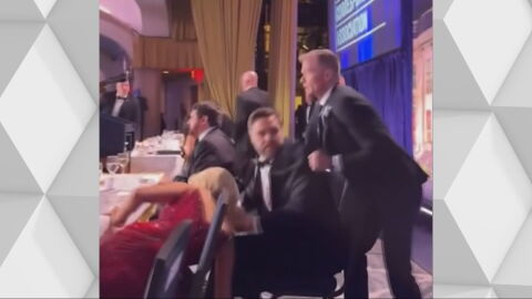 Momento en el que un guardia se lleva a J.D. Vance