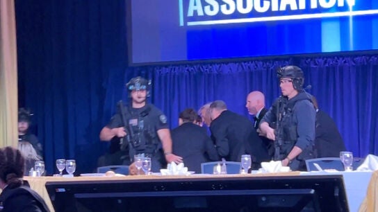 Trump, evacuado ileso de la cena de corresponsales de la Casa Blanca tras un intento de atentado