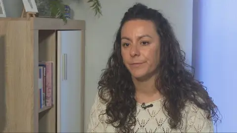 Un comité clínico de Madrid obligó a Reyes a viajar a Bruselas para poder abortar: "Pensé que iba a morir con mi bebé en ese avión". Un comité clínico de Madrid obligó a Reyes a viajar a Bruselas para poder abortar: "Pensé que iba a morir con mi bebé en ese avión".