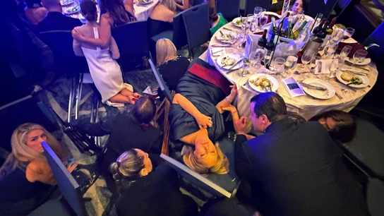 Asistentes a la cena de corresponsales de la Casa Blanca se echan al suelo en pleno tiroteo. Asistentes a la cena de corresponsales de la Casa Blanca se echan al suelo en pleno tiroteo.