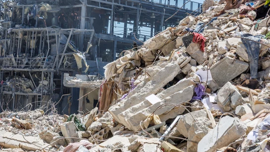 Un edificio dañado por un ataque israelí, en medio de un alto el fuego temporal entre Líbano e Israel, en la localidad libanesa de Tiro. Un edificio dañado por un ataque israelí, en medio de un alto el fuego temporal entre Líbano e Israel, en la localidad libanesa de Tiro.