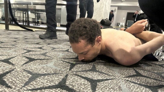 Imagen de Cole Allen reducido por el Servicio Secreto tras el tiroteo