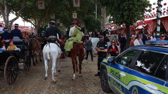 Polic&iacute;a Local en el Real de la Feria de Abril de Sevilla.