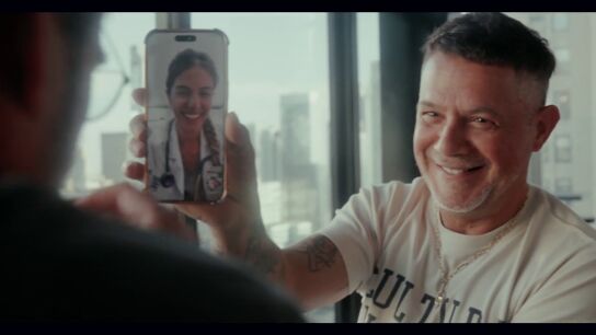 La llamada de Stephanie Cayo a Alejandro Sanz en directo en plena entrevista en Lo de &Eacute;vole: "Justo est&aacute;bamos hablando de ti"