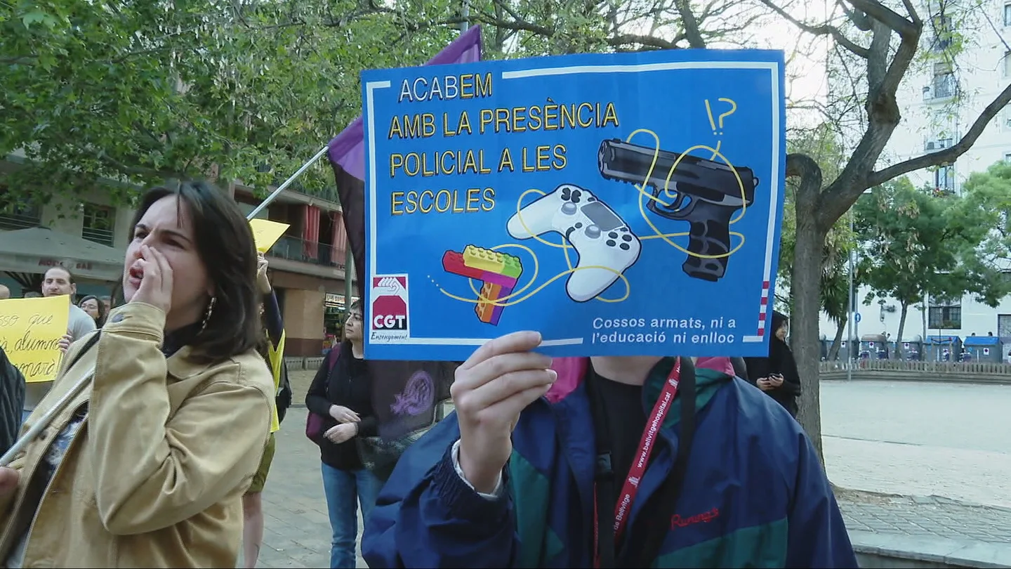 "¡Fuera Policía de nuestras aulas!": seis mossos conviven con alumnos de 14 centros considerados conflictivos "¡Fuera Policía de nuestras aulas!": seis mossos conviven con alumnos de 14 centros considerados conflictivos