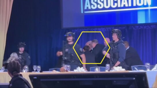 Un control de metales solo para el sal&oacute;n e identificaciones laxas: los fallos de seguridad que la Casa Blanca obvia