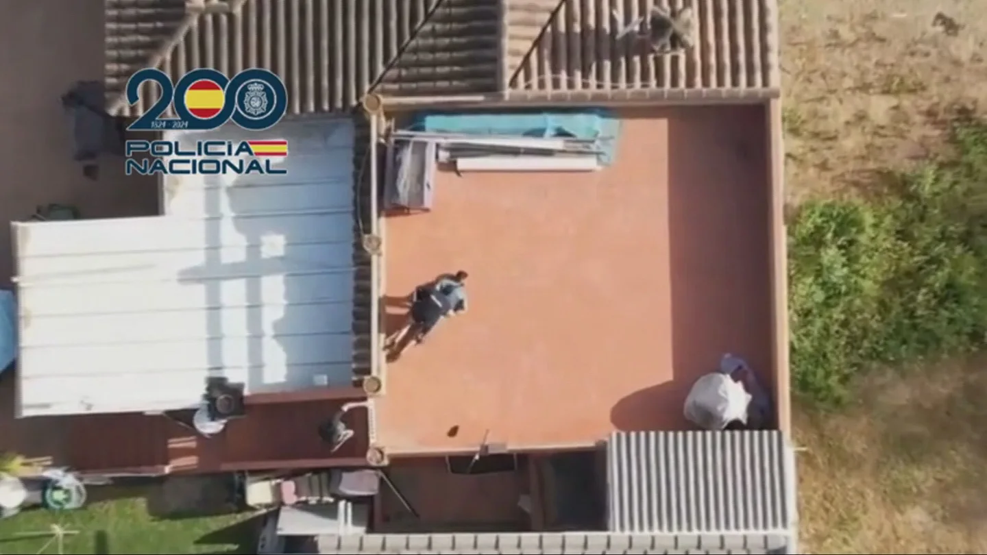 Imagen aérea de la detención de la Policía en un tejado de La Línea de la Concepción Imagen aérea de la detención de la Policía en un tejado de La Línea de la Concepción