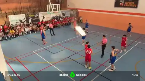 Cae un trozo de techo del pabellón de los Salesianos de la Trinidad en Sevilla sobre la cabeza de un jugador Cae un trozo de techo del pabellón de los Salesianos de la Trinidad en Sevilla sobre la cabeza de un jugador