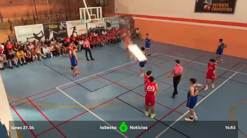 Cae un trozo de techo del pabell&oacute;n de los Salesianos de la Trinidad en Sevilla sobre la cabeza de un jugador