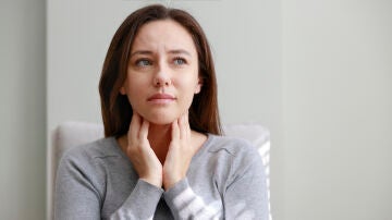 Mujer con dolor de garganta