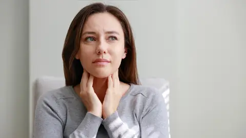 Mujer con dolor de garganta Mujer con dolor de garganta