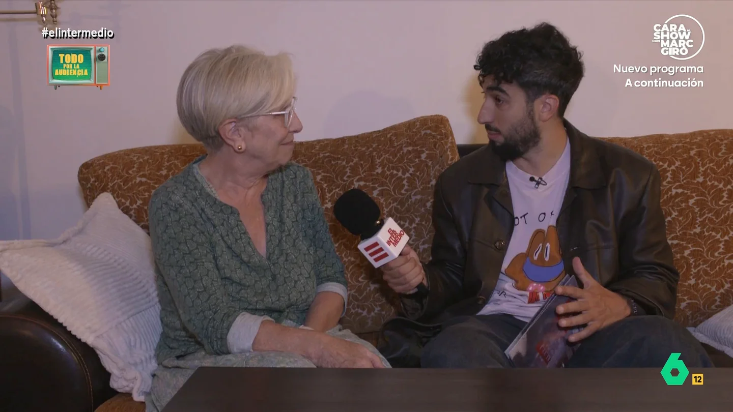 ¡Objetivo conseguido! Isma Juárez ve el final de El Intermedio en casa de Elia: "Eres mi espectadora favorita" El reportero llama a varios telefonillos para encontrar a alguien que esté viendo el programa. En el tercer intento conoce a Elia, una mujer que, como le cuenta, suele ver siempre El Intermedio.