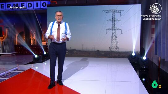 El presentador se&ntilde;ala que el d&iacute;a del apag&oacute;n se manifestaron las dos personalidades de nuestro pa&iacute;s: algunos ciudadanos salieron a la calle para "disfrutar de la vida sin m&oacute;viles", mientras que otros comenzaron a buscar la causa y los culpables. 