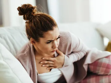 Mujer con dolor de garganta Mujer con dolor de garganta