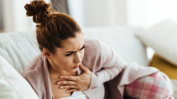 Mujer con dolor de garganta