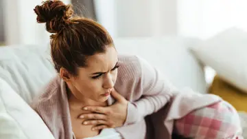 Mujer con dolor de garganta Mujer con dolor de garganta