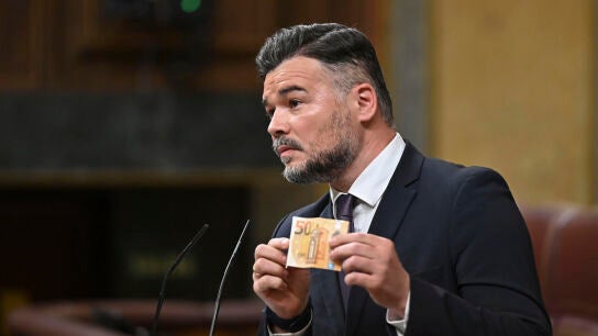 Gabriel Rufi&aacute;n, con el billete de 50 euros en el Congreso