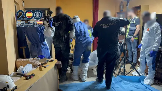 La Policía Nacional registra la vivienda donde se ha encontrado el cadáver La Policía Nacional registra la vivienda donde se ha encontrado el cadáver