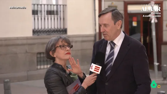 Thais Villas alucina con la confesión de Rafael Hernando: "Son las cosas de la derecha, están ustedes criados con solomillo" La reportera vuelve a la Carrera de San Jerónimo para hablar con los diputados del Congreso sobre sus sueños. Descubre sus respuestas en el vídeo principal.