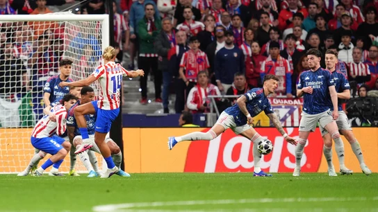 Penalti de Ben White por mano Penalti de Ben White por mano