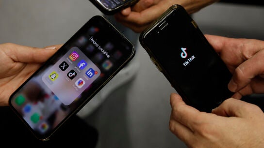 Imagen de archivo de un m&oacute;vil con distintas aplicaciones de redes sociales, entre ellas Instagram y Facebook.