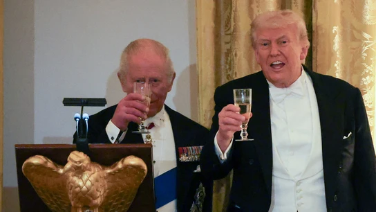 Carlos III y Donald Trump brindan durante la cena organizada por la visita del rey del Reino Unido Carlos III y Donald Trump brindan durante la cena organizada por la visita del rey del Reino Unido