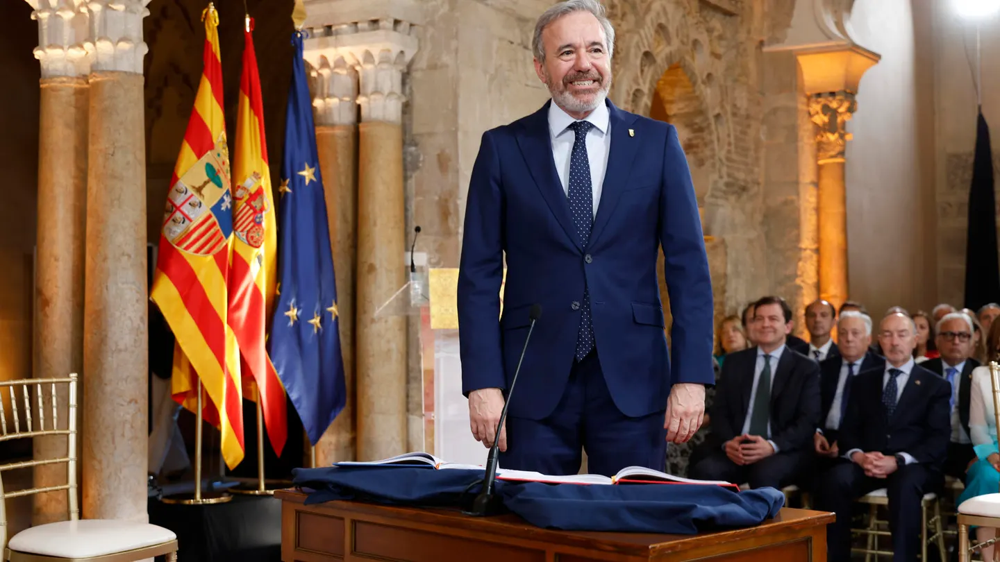 El recién investido presidente de Aragón, Jorge Azcón, durante su toma de posesión como presidente de Aragón este jueves en el Palacio de La Aljafería en Zaragoza. El recién investido presidente de Aragón, Jorge Azcón, durante su toma de posesión como presidente de Aragón este jueves en el Palacio de La Aljafería en Zaragoza.