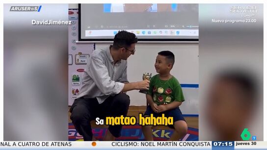 Un profesor de Vietnam ense&ntilde;a espa&ntilde;ol a sus alumnos con diapositivas de Juan y Medio: "Sa' matao"