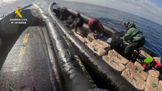 La Guardia Civil ha detenido a cuatro personas que transportaban m&aacute;s de 4.000 kilos de hach&iacute;s en una narcolancha a 42 millas de Punta Umbr&iacute;a (Huelva).