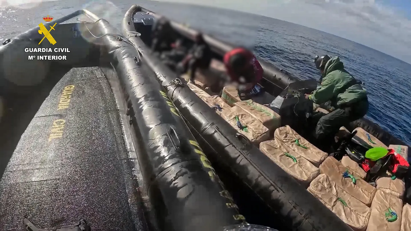 La Guardia Civil ha detenido a cuatro personas que transportaban más de 4.000 kilos de hachís en una narcolancha a 42 millas de Punta Umbría (Huelva). La Guardia Civil ha detenido a cuatro personas que transportaban más de 4.000 kilos de hachís en una narcolancha a 42 millas de Punta Umbría (Huelva).