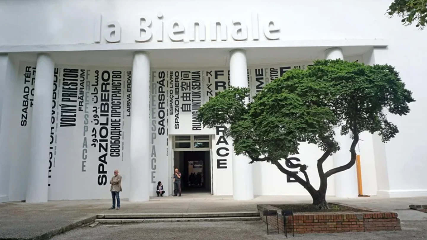 Dimite en bloque el jurado de la Bienal de Venecia ante la polémica por la presencia de Israel y Rusia Dimite en bloque el jurado de la Bienal de Venecia ante la polémica por la presencia de Israel y Rusia