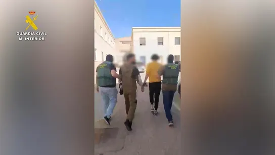 La Guardia Civil ha detenido a siete personas en Roquetas de Mar (Almería) La Guardia Civil ha detenido a siete personas en Roquetas de Mar (Almería)