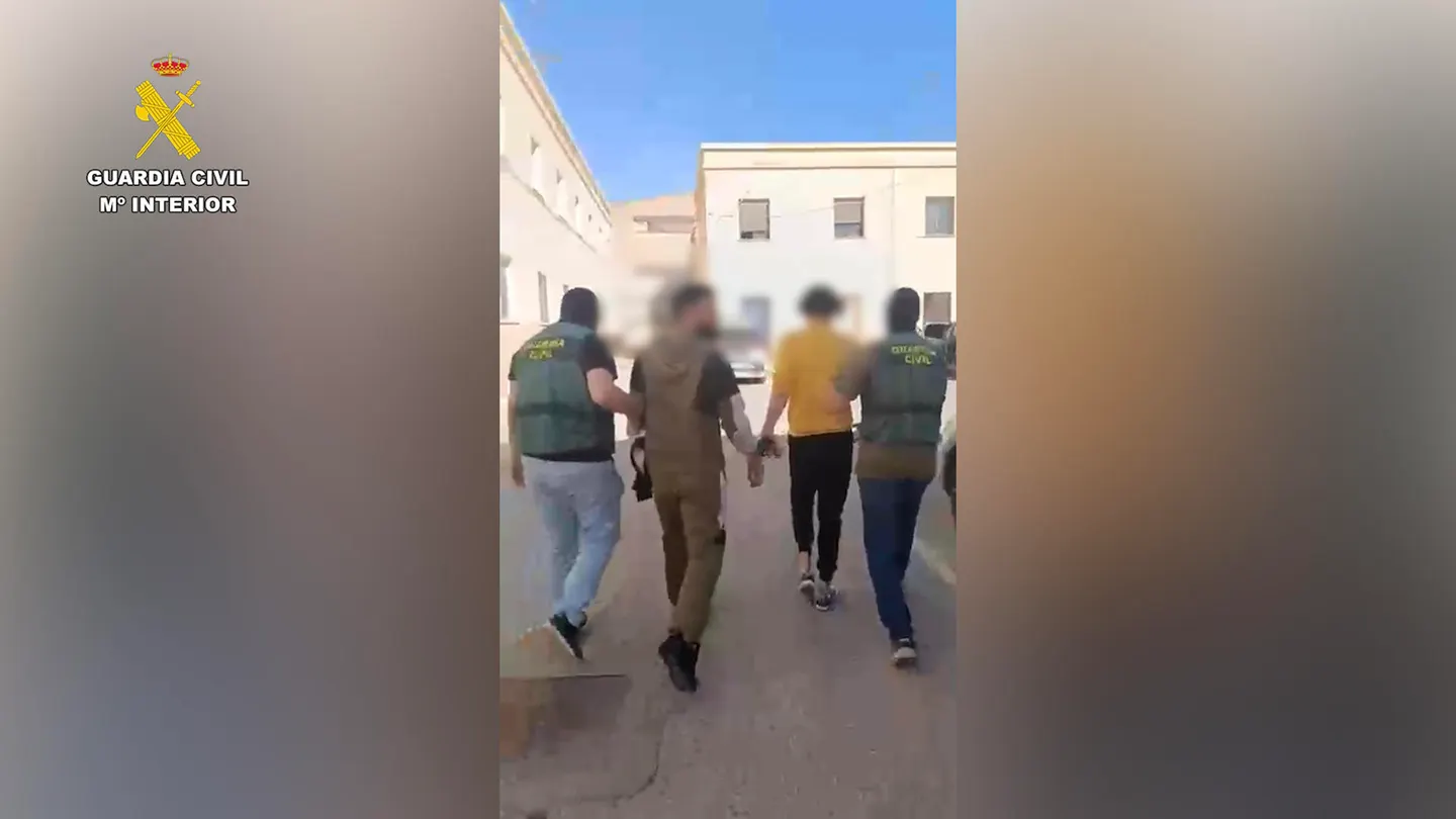 La Guardia Civil ha detenido a siete personas en Roquetas de Mar (Almería) La Guardia Civil ha detenido a siete personas en Roquetas de Mar (Almería)