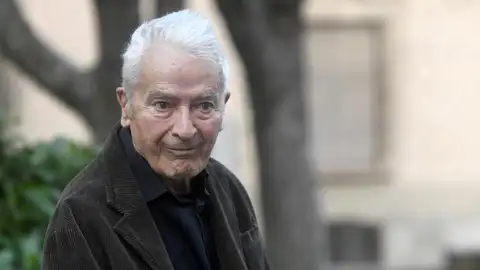 Fotografía de archivo del artista gráfico José María Cruz Novillo Fotografía de archivo del artista gráfico José María Cruz Novillo