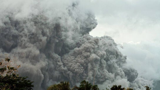 Una columna de humo provocada por el volc&aacute;n May&oacute;n (Filipinas)