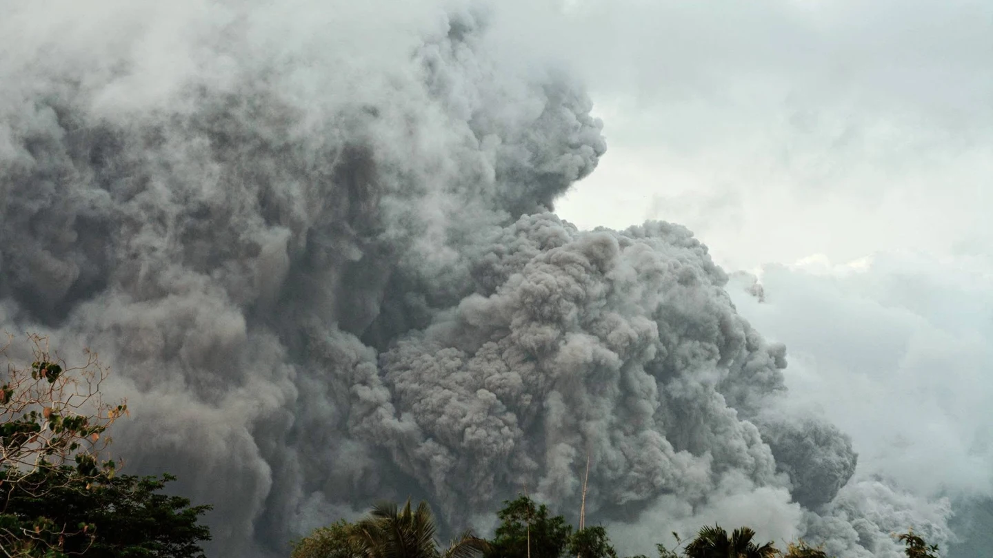 Una columna de humo provocada por el volcán Mayón (Filipinas) Una columna de humo provocada por el volcán Mayón (Filipinas)
